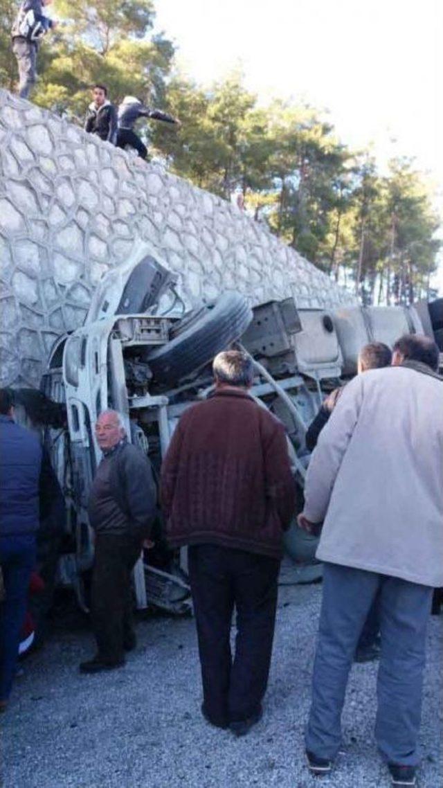 Freni Boşalan Tır Duvara Çarptı: 1 Ölü