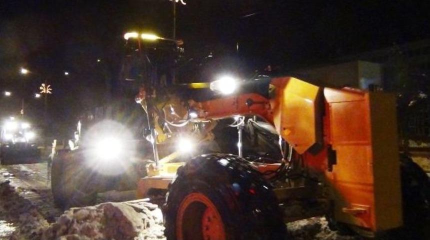 Erciş Belediyesinden Karla M&uuml;cadelede Gece Mesaisi