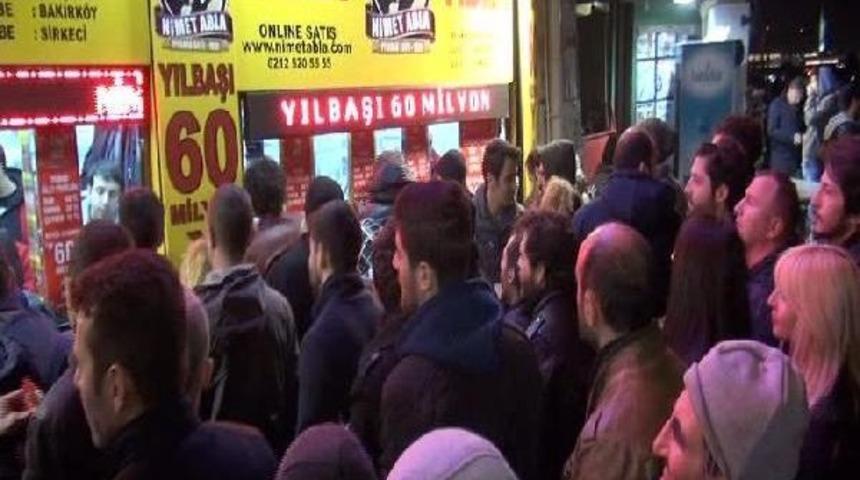 Milli Piyango Bileti I&ccedil;in Uzun Kuyruklar Oluştu