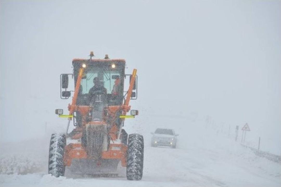 Kars&rsquo;ta Karayollarının Karla M&uuml;cadelesi