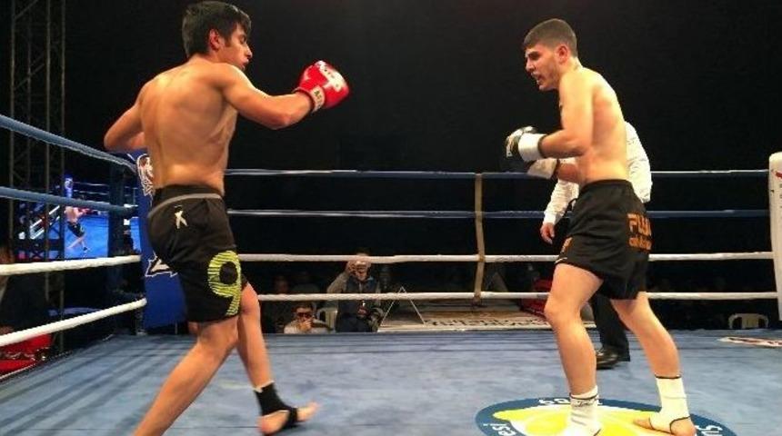 Kick Boks&rsquo;un Yıldızları Sultanbeyli&rsquo;de Ringe &Ccedil;ıktı