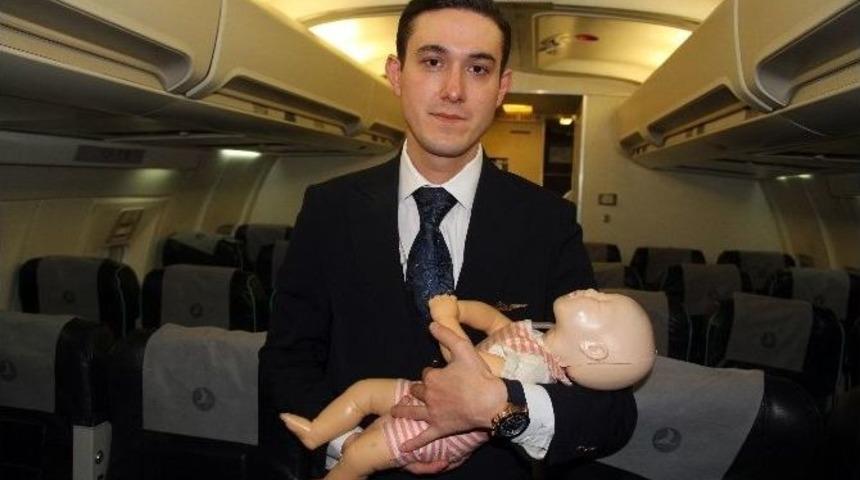 (&ouml;zel Haber) Kahraman Kabin Memuru 1,5 Aylık Bebeğin Hayatını Kurtardı