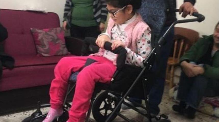 Ecem'in Y&uuml;z&uuml; Yılbaşı Hediyesiyle G&uuml;ld&uuml;