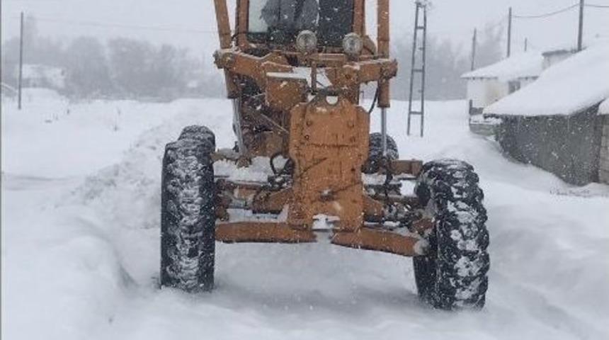 Malazgirt Konakkuran Beldesinde Kar Temizleme &Ccedil;alışması