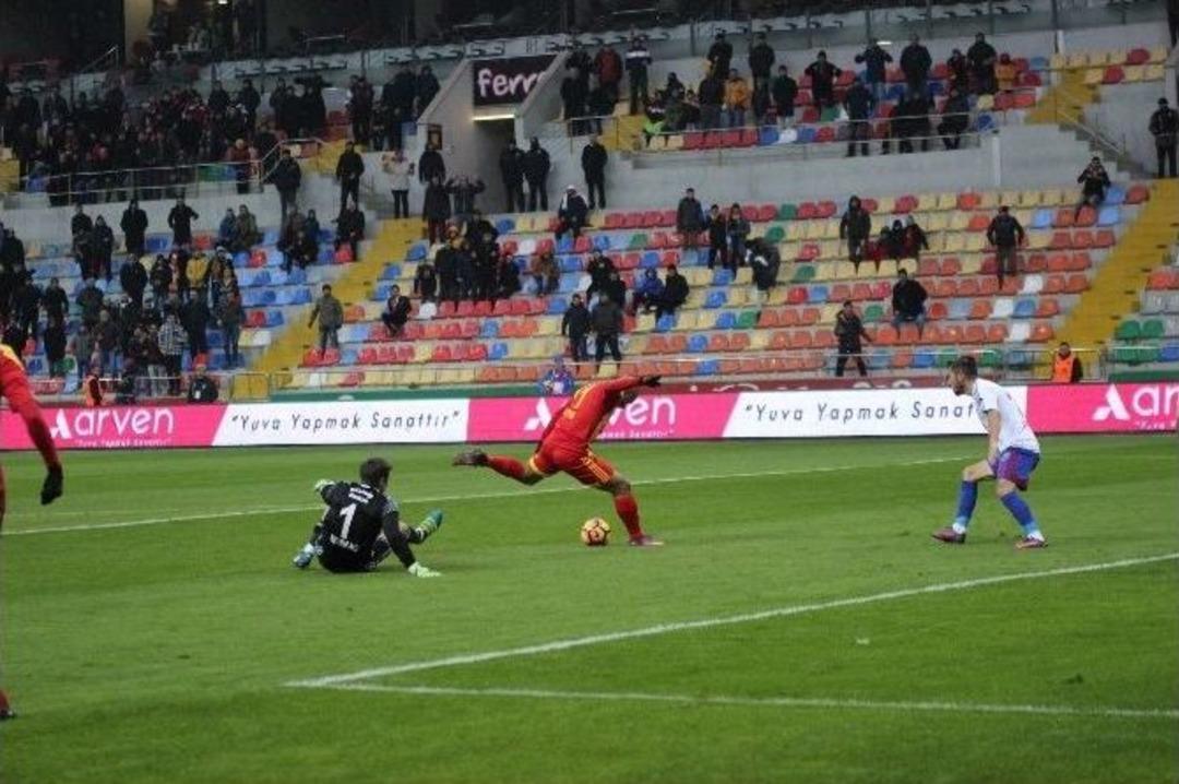 Welitton Taraftara Sa&ccedil;-baş Yoldurttu