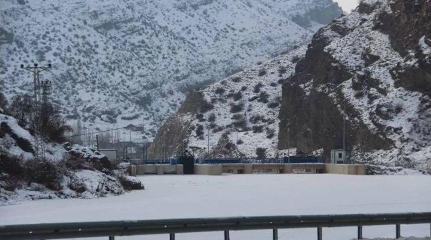 Lehsor Kanyonunda Buzdan Şelaleler Oluştu