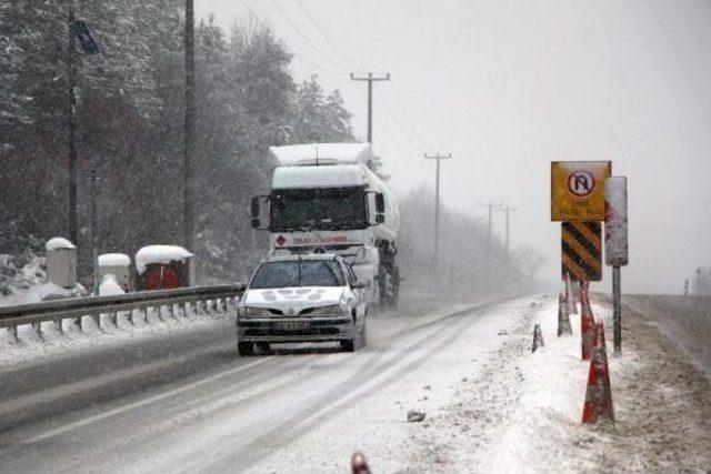 Kar Yağışı, Bolu Dağı'nda Ulaşımı Yavaşlattı