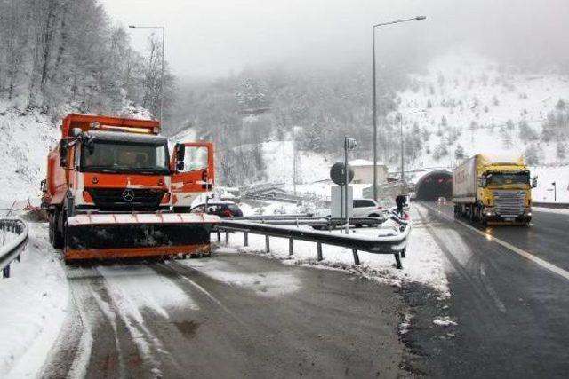 Kar Yağışı, Bolu Dağı'nda Ulaşımı Yavaşlattı