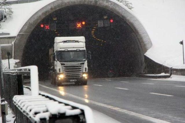 Kar Yağışı, Bolu Dağı'nda Ulaşımı Yavaşlattı