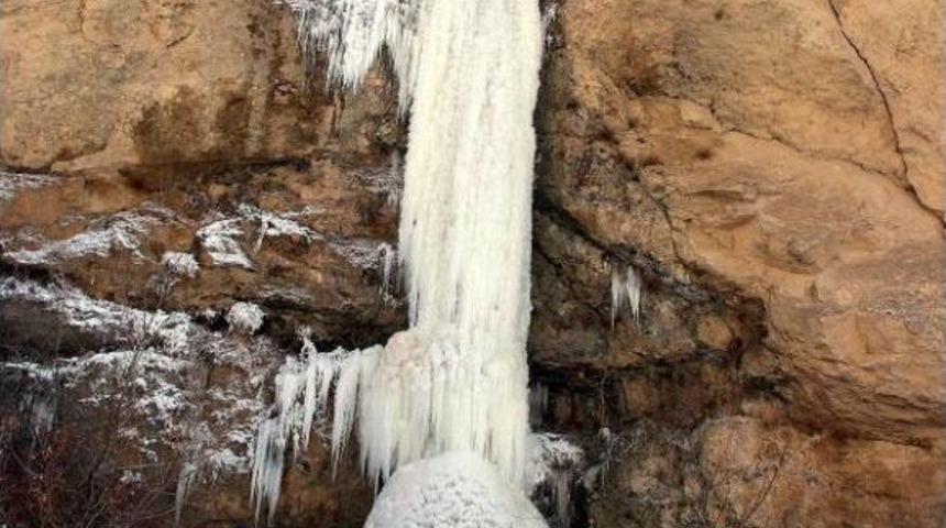 Kanyondaki Şelaleler Dondu