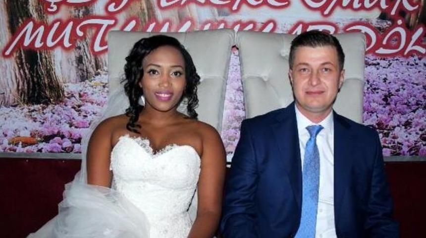 Zonguldaklı Hakan, Ruandalı Emma Ile Evlendi