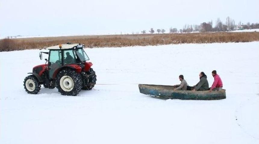 Balık&ccedil;ıların Trakt&ouml;rl&uuml; Kayak Keyfi