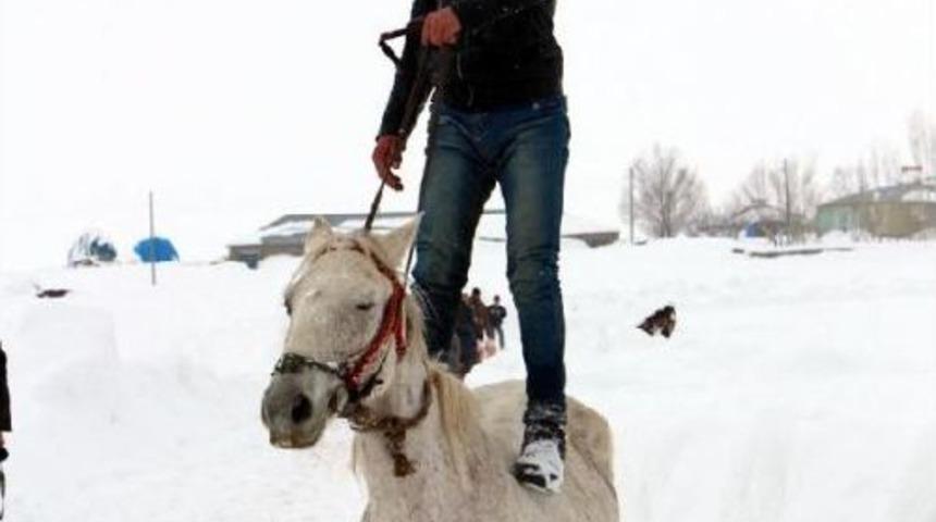 Karlıova'da Gen&ccedil;lerin Karda Ata Binme Keyfi