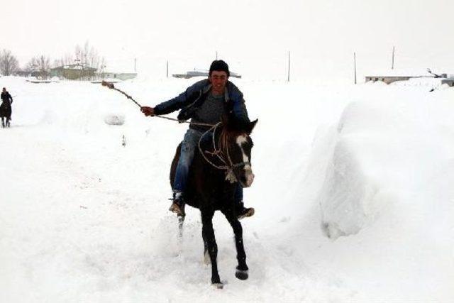 Karlıova'da Gençlerin Karda Ata Binme Keyfi