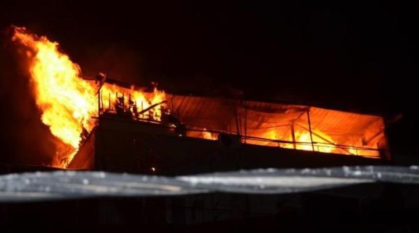 Apartmanın &Ccedil;atısında Korkutan Yangın