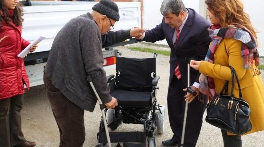 Burhaniye&rsquo;de Yılbaşı &Ouml;ncesi İki Engelli Vatandaşın Daha Y&uuml;z&uuml; G&uuml;ld&uuml;