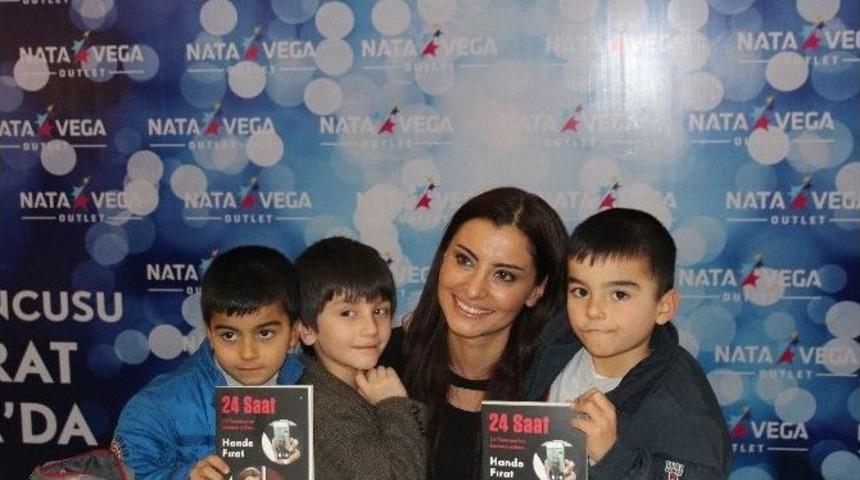 Hande Fırat, Nata Vega’da Kitabını İmzaladı