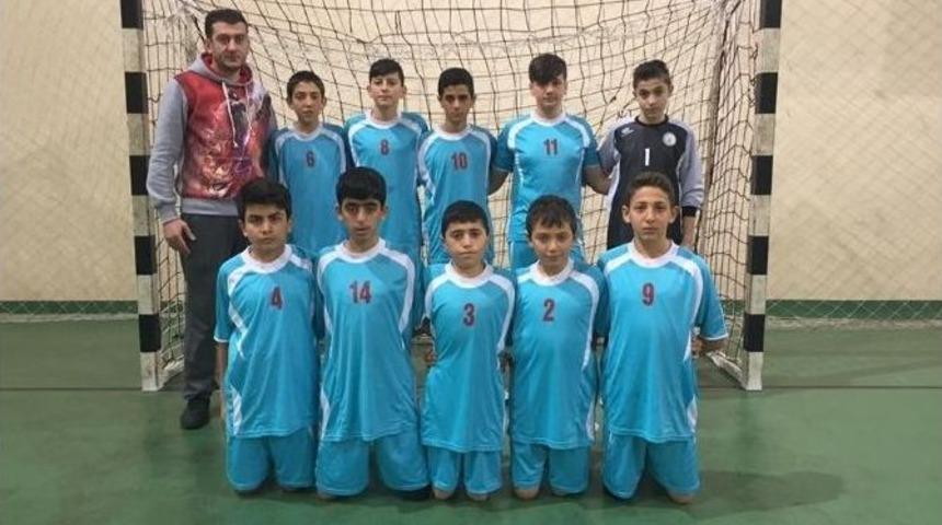 Hentbolcular &Uuml;&ccedil;&uuml;nc&uuml;l&uuml;kle D&ouml;nd&uuml;