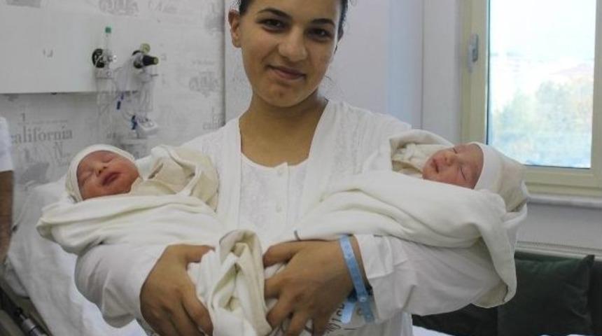 Kontrole Geldi, İkiz Bebek Sahibi Oldu
