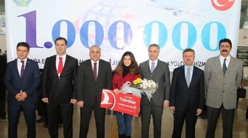 Elazığ Havalimanı&rsquo;nda Bir Milyonuncu Yolcu Karşılandı