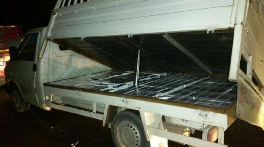 Kamyonetteki &Ouml;zel B&ouml;l&uuml;mde 10 Bin 760 Paket Ka&ccedil;ak Sigara