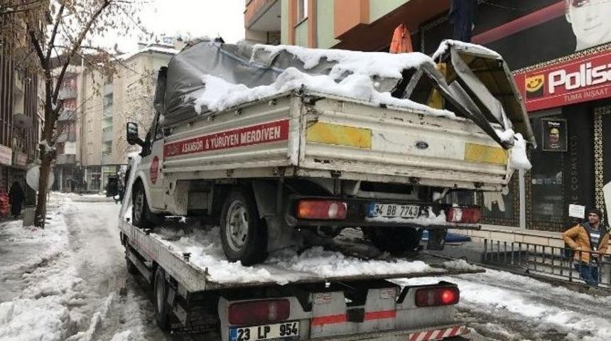 Bing&ouml;l&rsquo;de Kar K&uuml;tleleri İki Araca Zarar Verdi