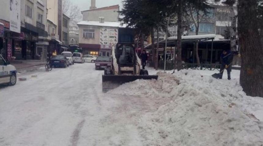 Beyşehir&rsquo;de Kar Yığınları Kamyonlarla Şehir Dışında Taşınıyor