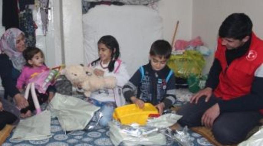 Gen&ccedil;ler Aracılık Ettiği Yoksul &Ccedil;ocuklar Oyuncaklara Kavuştu