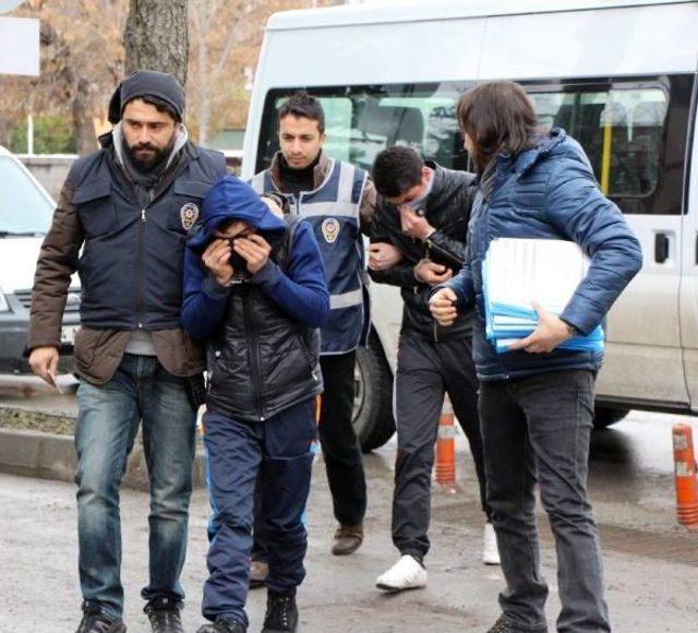 Bolu'da Hırsızlık Şüphelisi 4 Kişi, Polisin Takibiyle Yakalandı