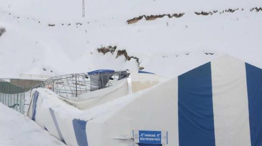 Hakkari'de Buz Pateni Pistinin &Ccedil;atısı &Ccedil;&ouml;kt&uuml;