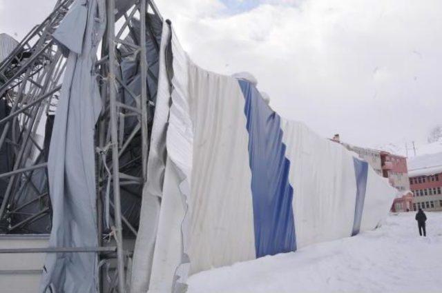 Hakkari'de Buz Pateni Pistinin Çatısı Çöktü