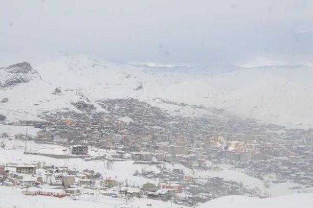 Hakkari'de Buz Pateni Pistinin Çatısı Çöktü