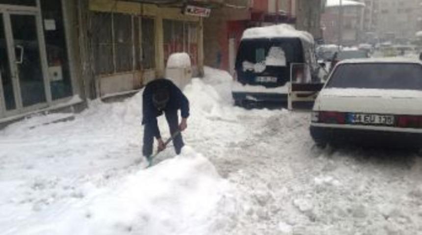 Ağrı&rsquo;da Kar Yağışı Devam Ediyor