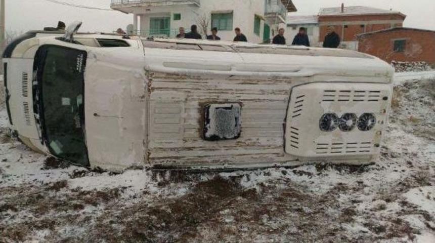 &Ouml;ğrenci Servisi Karlı Zeminde Devrildi