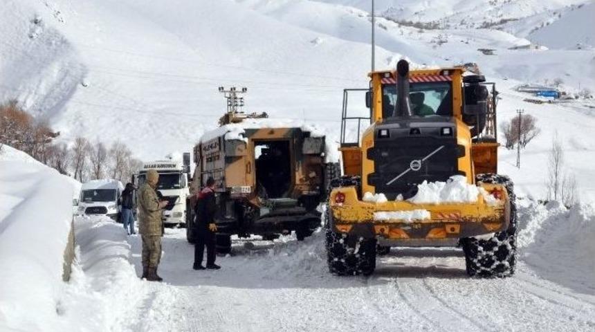 Hakkari&rsquo;de Mahsur Kalan Ara&ccedil;lar Kurtarıldı
