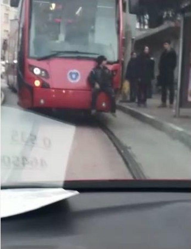 Tramvay Arkasında Ölümüne Yolculuk