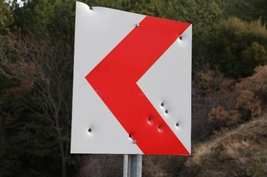 Hedef Tahtası Olarak Trafik Levhalarını Se&ccedil;tiler