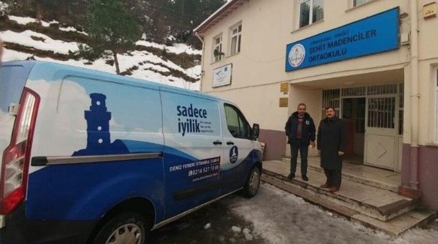 Deniz Feneri 80 &Ouml;ğrenciye Bot Ve Mont Yardımında Bulundu