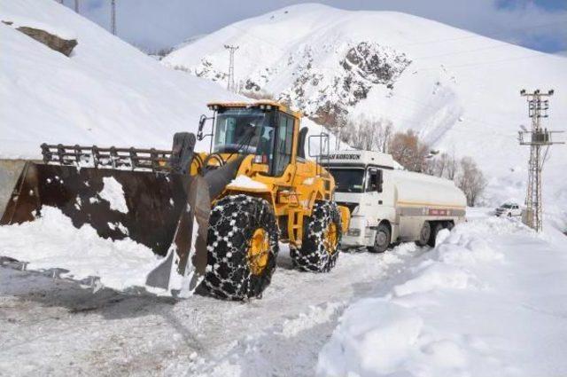 Askeri Birliğe Yakıt Taşıyan Tankerin Imdadına İl Özel İdare Ekipleri Yetişti