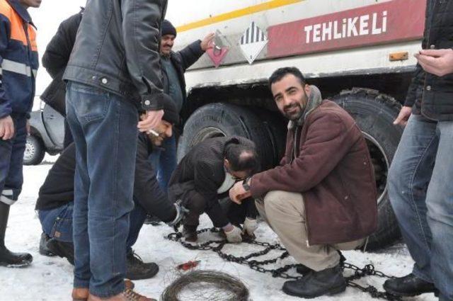 Askeri Birliğe Yakıt Taşıyan Tankerin Imdadına İl Özel İdare Ekipleri Yetişti