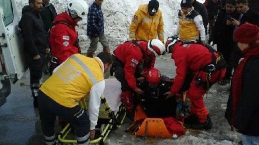 2.5 Metre Karda Mahsur Kalan 8 Kişiyi Akut Kurtardı