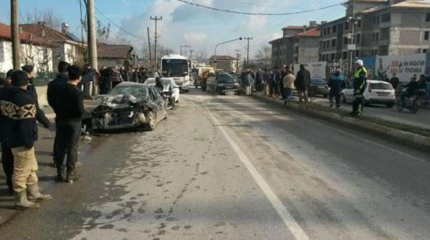 Kamyonet 2 Otomobile &Ccedil;arptı: 1 Yaralı