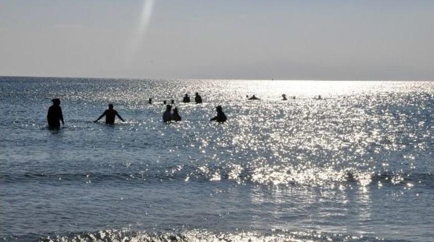 Hayvan Kost&uuml;m&uuml; Giyen Hayvanseverler Aralık&rsquo;ta Denize Girdi