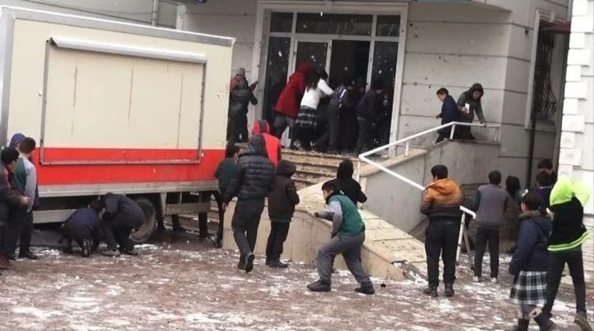 Öğrencilerin Kar Keyfi