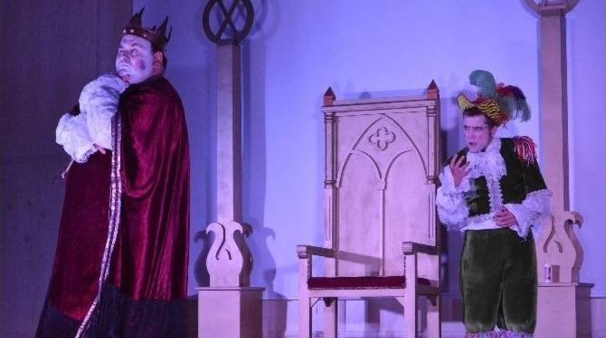 &lsquo;kralın Diş Ağrısı&rsquo; Kestel&rsquo;de Sahnelendi