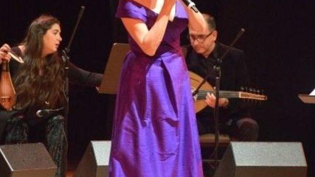 Melihat Gülses Kulakların Pasını Sildi