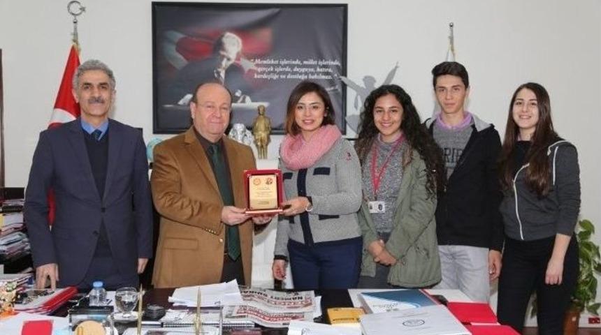 Başkan &Ouml;zakcan&rsquo;a Destek Plaketi