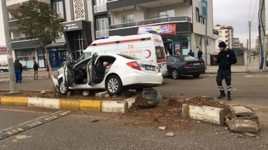 Kontrolden &Ccedil;ıkan Otomobil Ref&uuml;je &Ccedil;ırptı