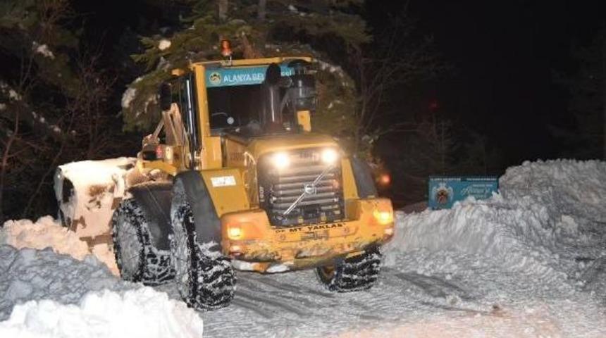 Alanya'da Kardan Mahsur Kalan 15 Kişi Ve 300 Koyun Kurtarıldı