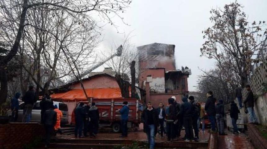 Fatih'de Ahşap Binada Yangın